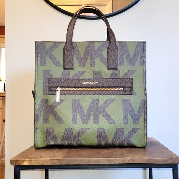Michael Kors Handbags - Michael Kors Large Tote